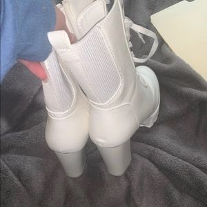 Size 8 women’s white boots